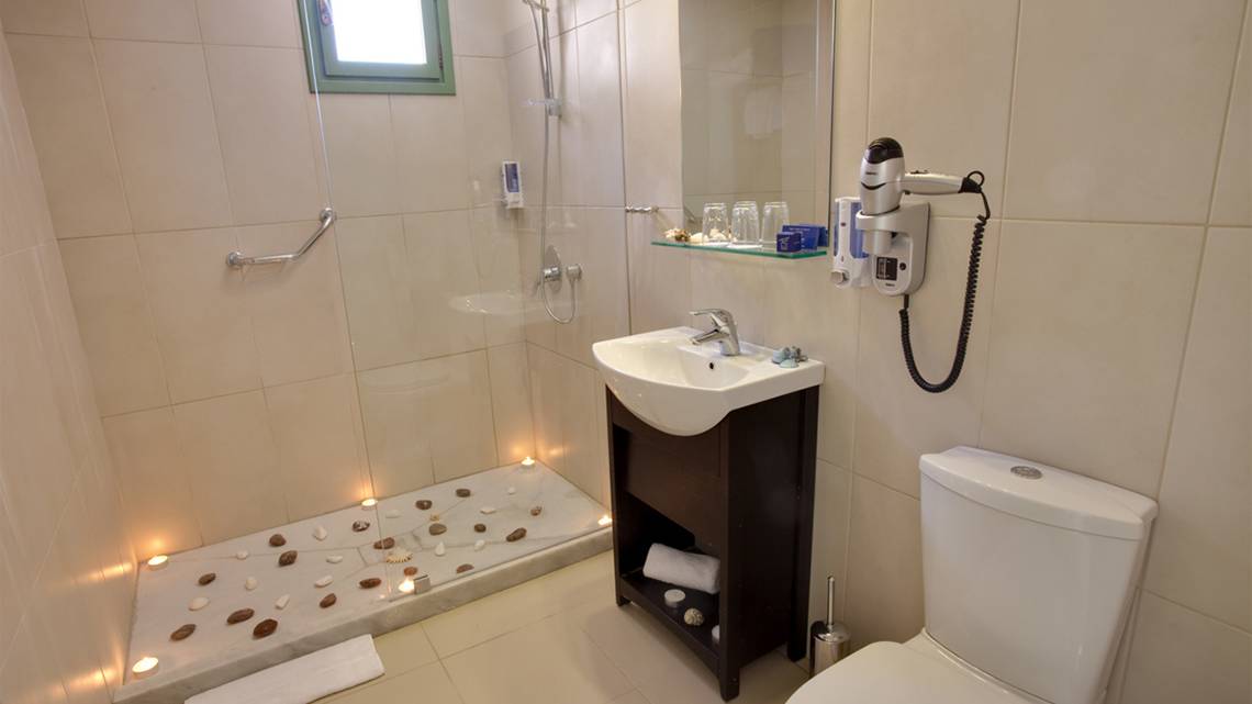 Badezimmer im Silva Beach Hotel mit Dusche, Waschbecken und Toilette