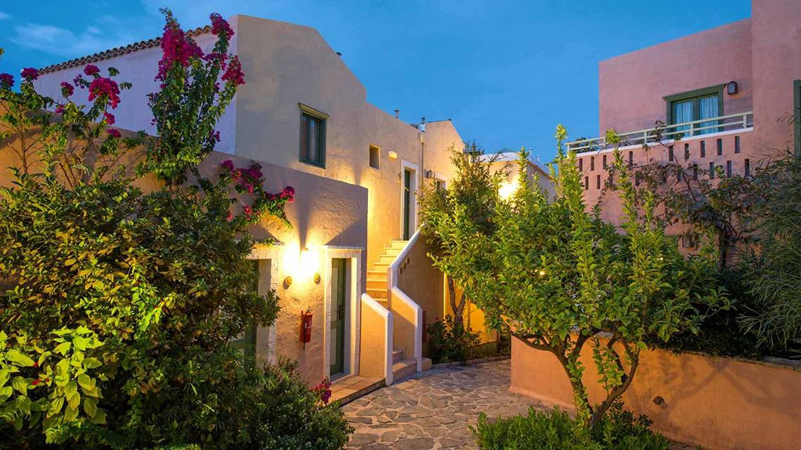 Eingang des Silva Beach Hotels bei Nacht, beleuchtet, mit Gehweg und Treppen.