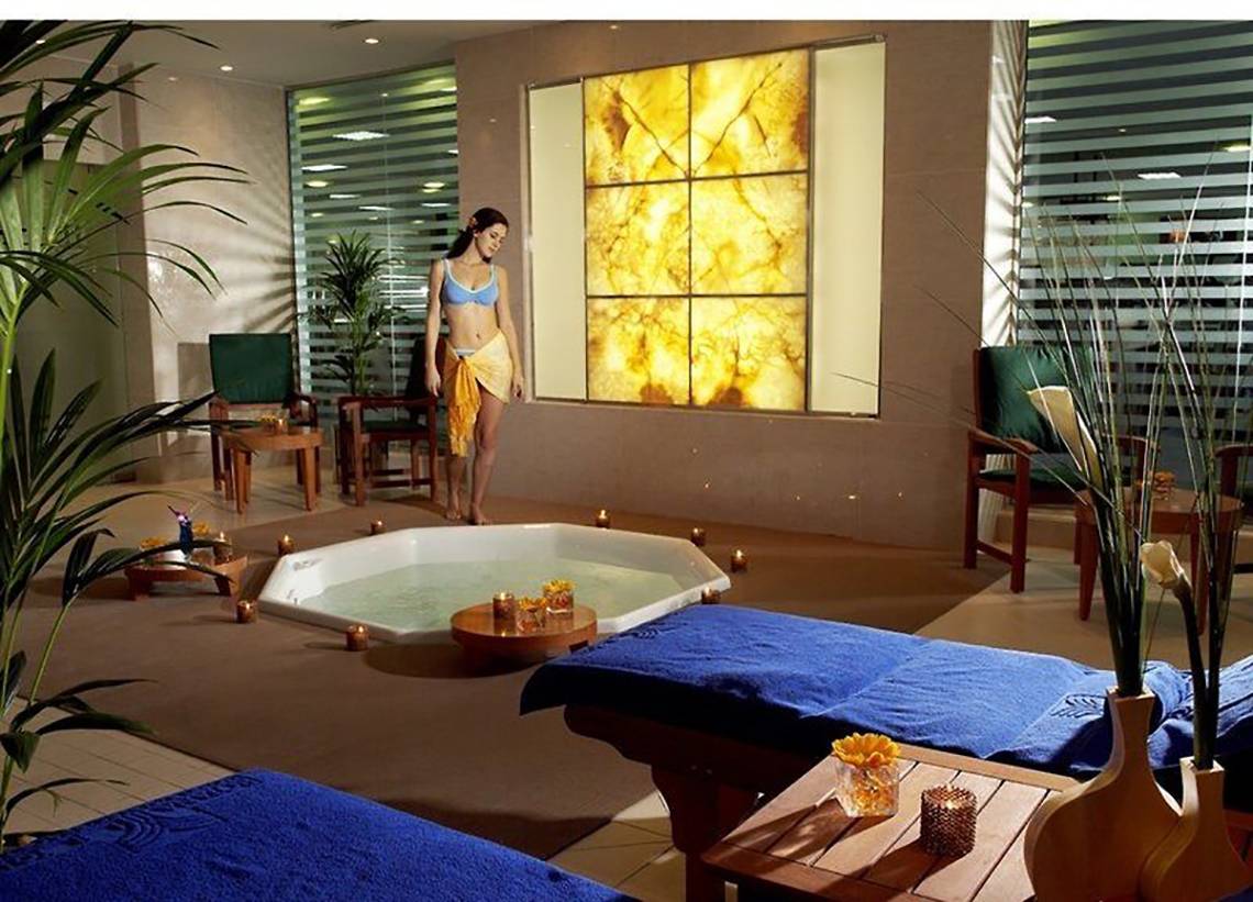 Spa-Bereich im Swissotel Al Murooj Dubai mit Whirlpool, Lounge-Sesseln und Pflanzen.