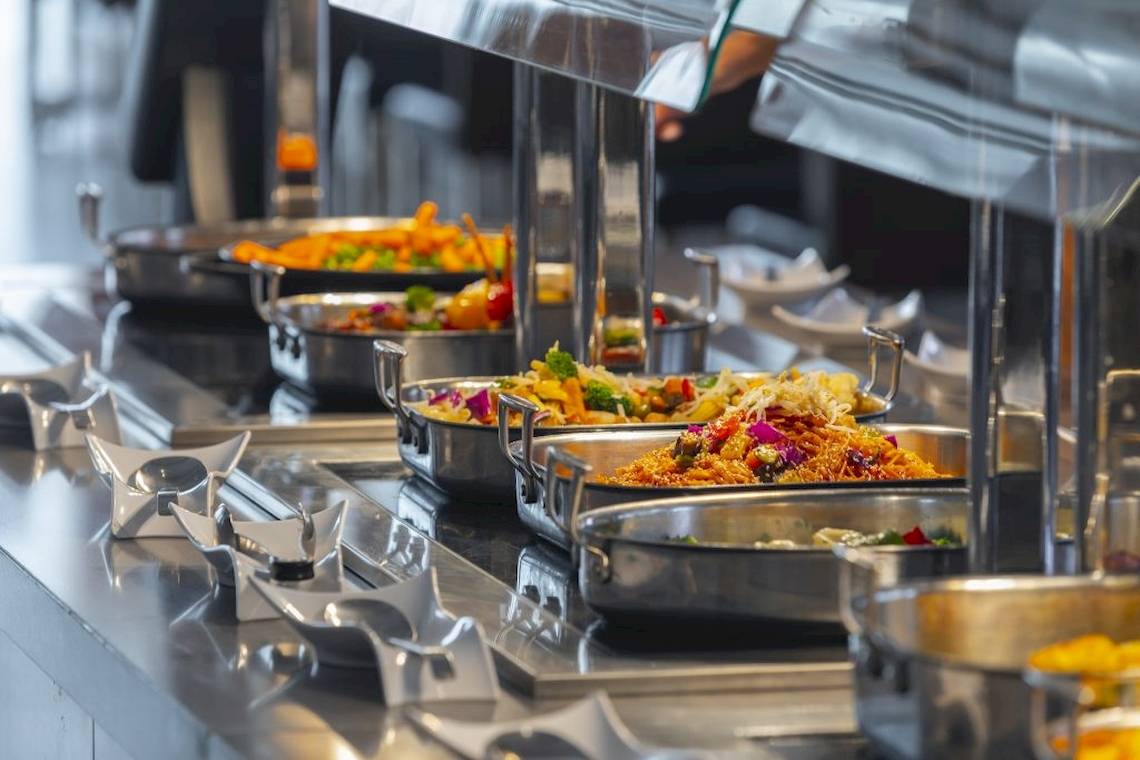 Buffet Tisch im Hotel Melissi Beach Hotel & Spa mit verschiedenen Speisen.