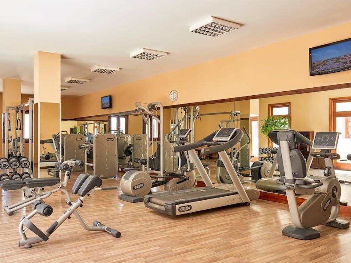 Fitnesscenter im Jaz Mirabel Beach Hotel mit Laufbändern, Hanteln und anderen Geräten