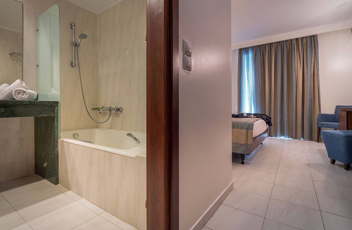 Badezimmer des Galaxy Beach Resorts mit Badewanne und Dusche