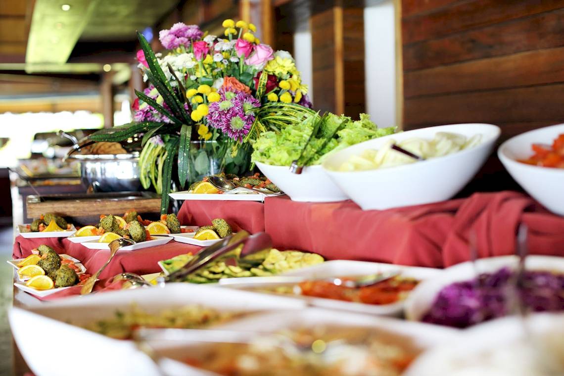 Buffet-Tisch im Gangehi Island Resort mit verschiedenen Gerichten und Salaten.