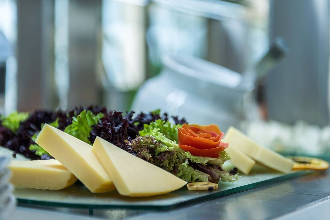 Speisenplatte mit Käse, Salat und einer Rose im Galaxy Beach Resort.