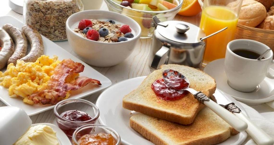 Frühstücksbuffet im Grand Hotel Gozo mit Eiern, Speck, Müsli, Früchten, Brötchen und Getränken.