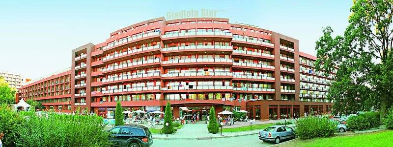 Außenansicht des Gladiola Star Hotels mit vielen Stockwerken und Balkonen.