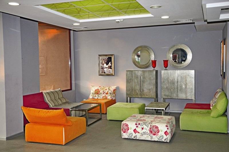 Loungebereich des Gladiola Star Hotels mit bunten Möbeln und Dekor.