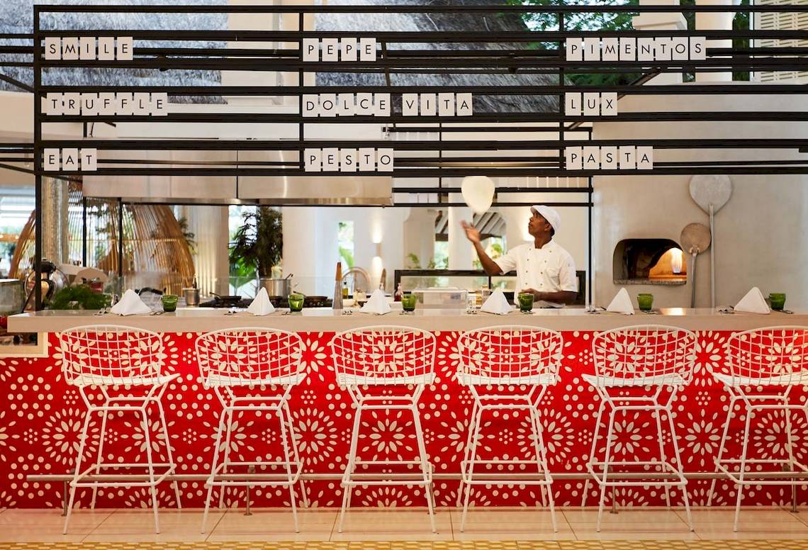LUX Grand Gaube Resort & Villas Hotel Bar mit roter Theke und weißen Stühlen