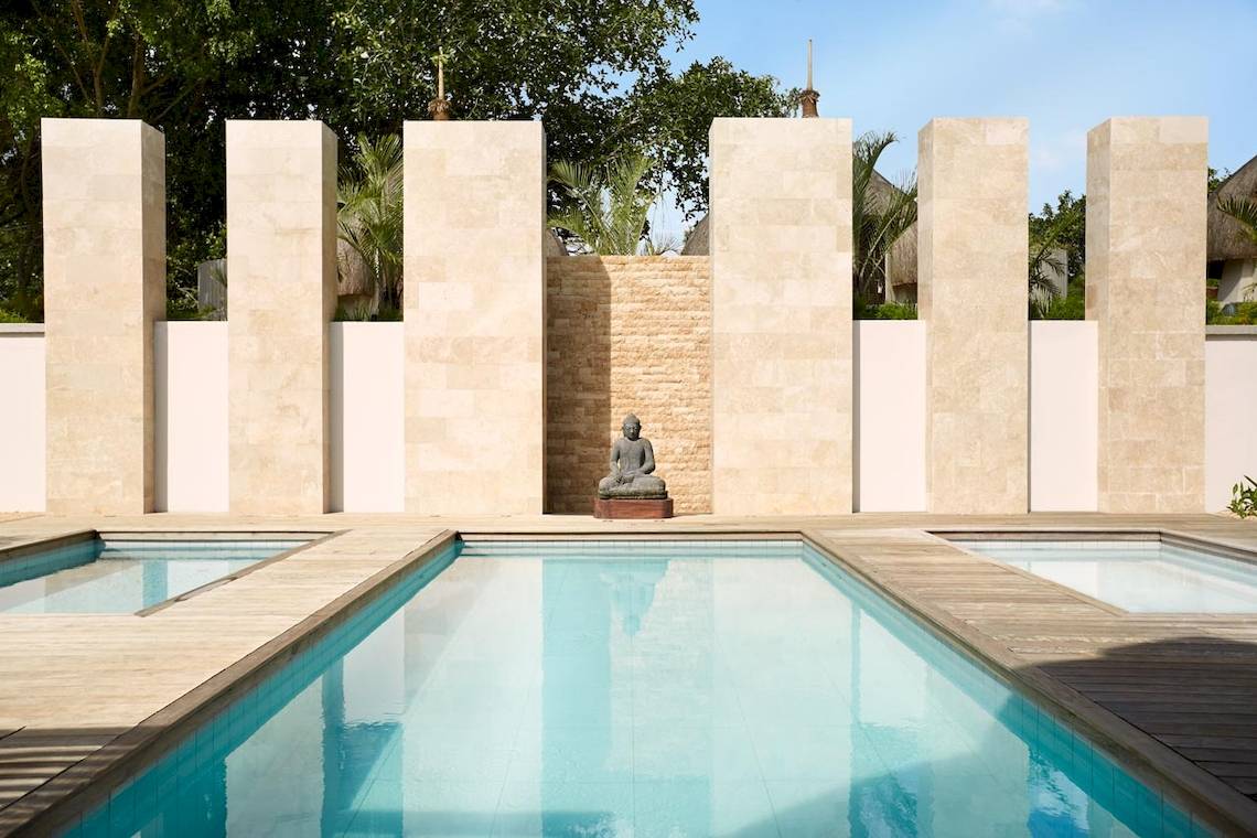 Lux Grand Gaube Resort Pool mit Buddha Statue und Marmorwänden