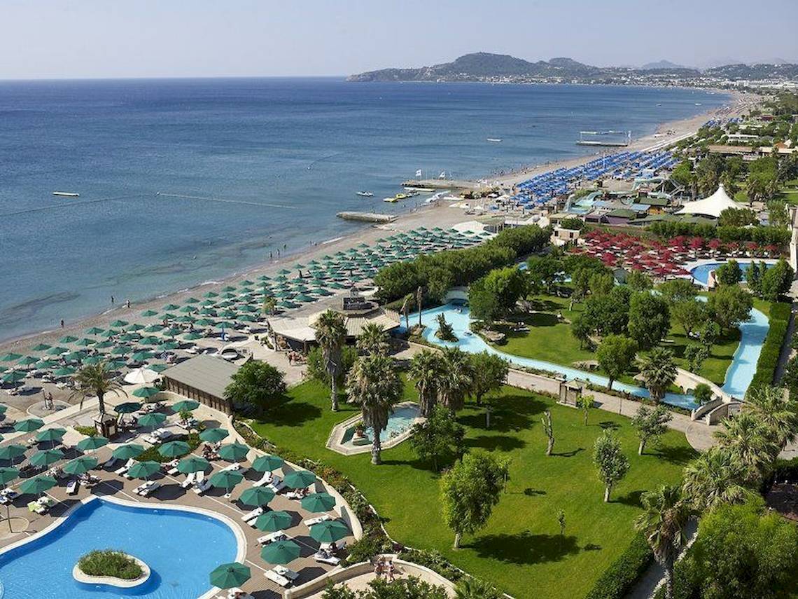 Luftaufnahme von Speros Village Blue & Spa mit Pool, Liegestühlen und Strand