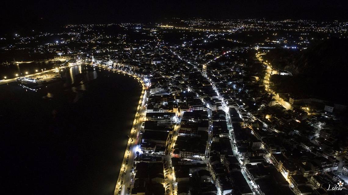 Eine Nachtansicht des Galaxy Beach Resorts mit vielen leuchtenden Straßenlaternen und Gebäuden.