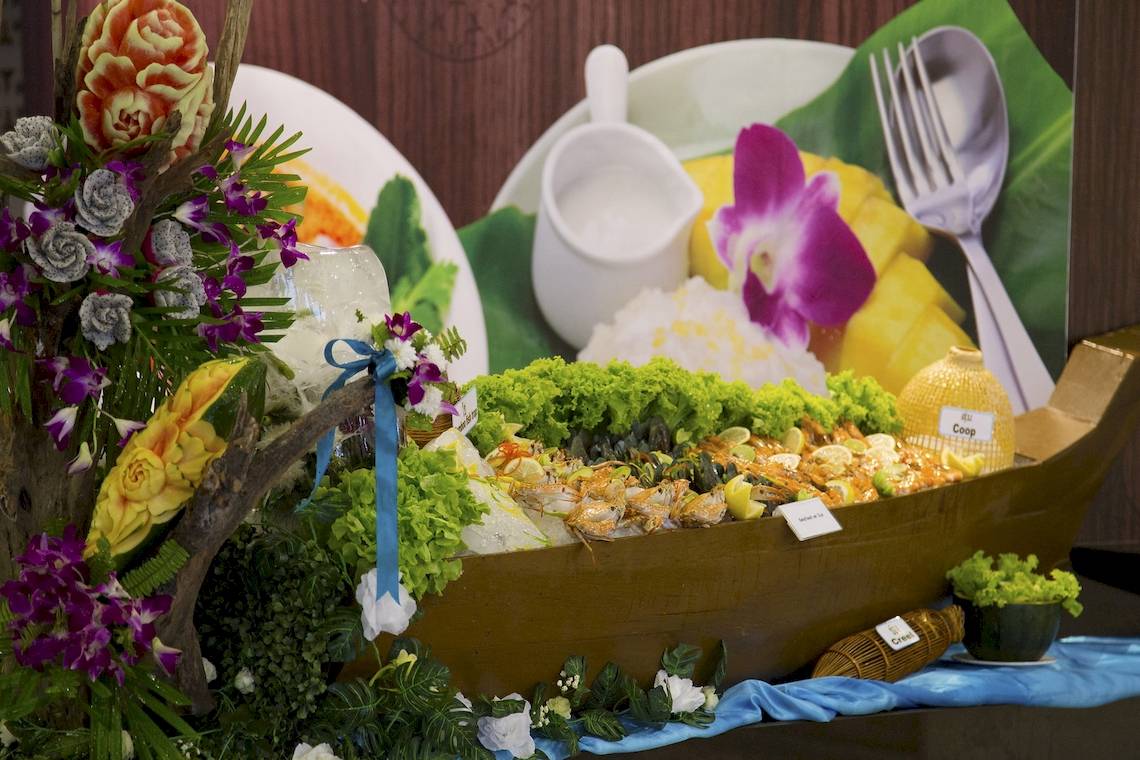 Buffet im Best Western Premier Bangtao Beach Resort mit Meeresfrüchten und Früchten.