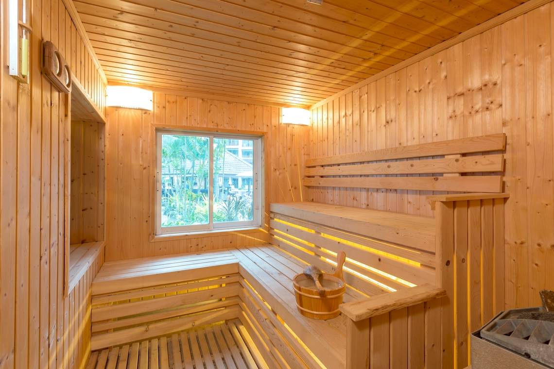 Innenansicht der Sauna im Best Western Premier Bangtao Beach Resort mit Holzwänden und Bänken.