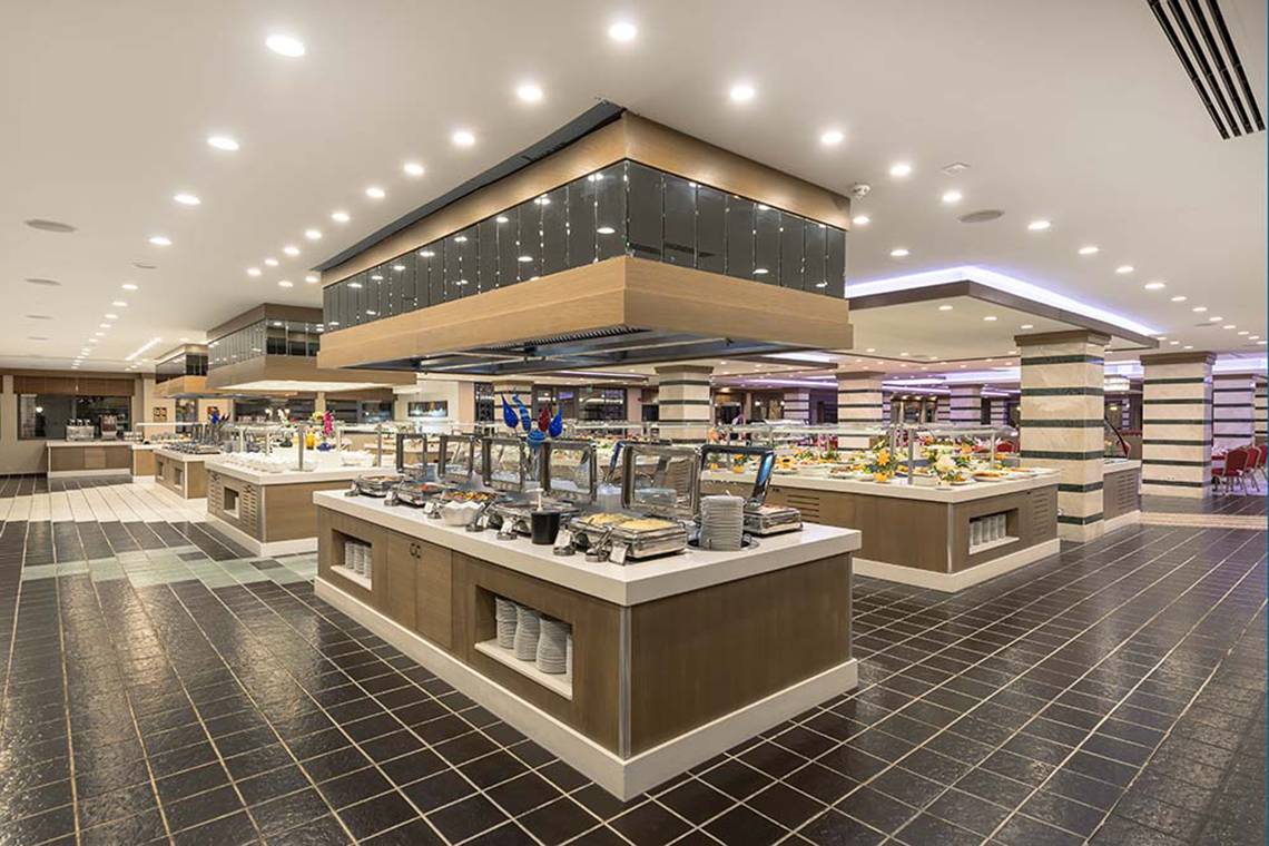 Innenansicht des Restaurants im Belconti Resort mit mehreren Buffets und modernen Interieur.