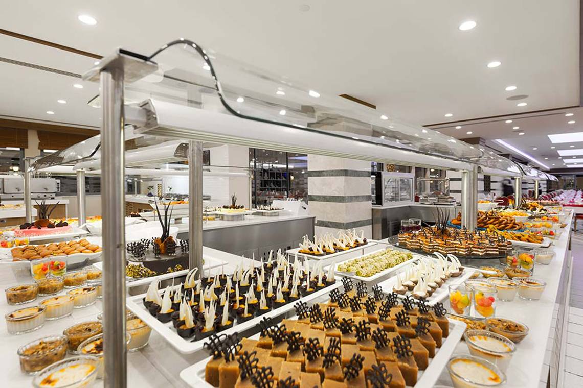 Buffetsaal im Belconti Resort mit vielen verschiedenen Desserts und Speisen.