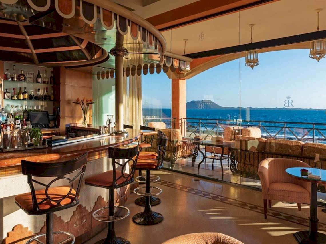 Innenansicht der Bar mit Blick auf das Meer im Secrets Bahia Real Resort & Spa