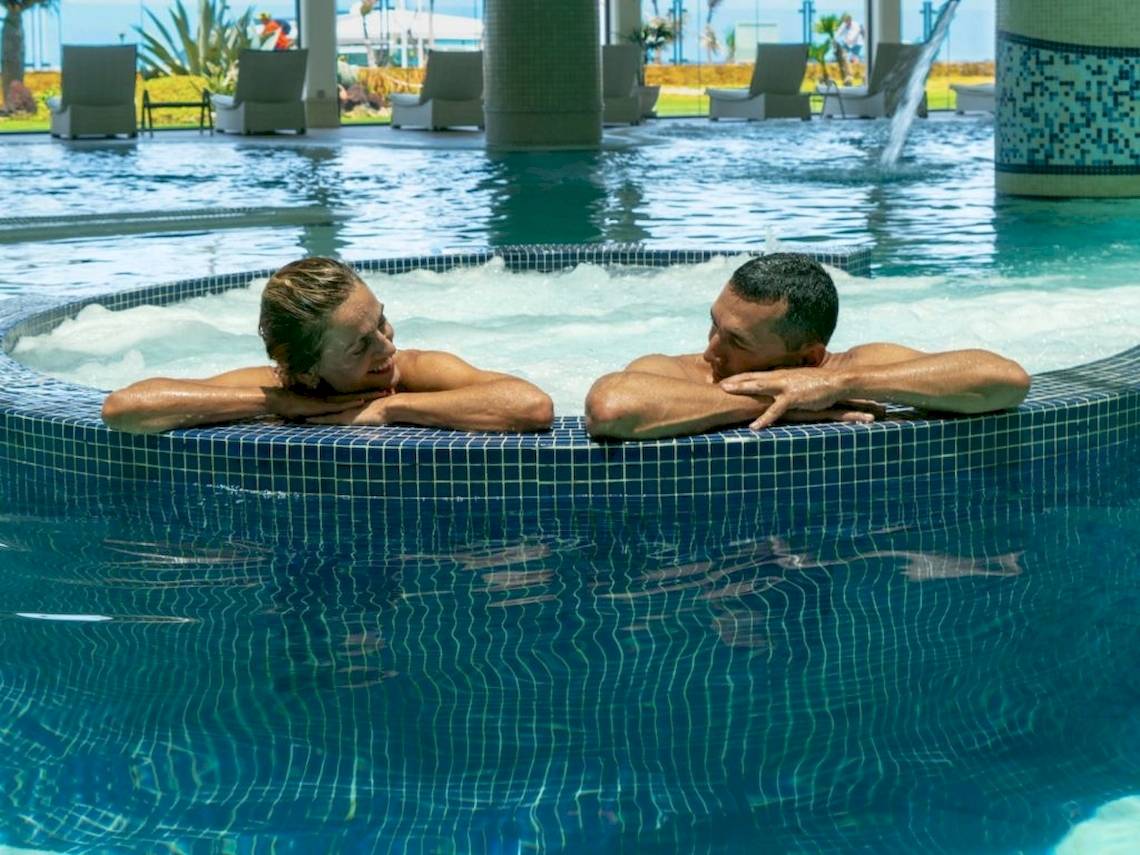 Zwei Leute entspannen im Pool im Geheimnis Bahia Real Resort & Spa