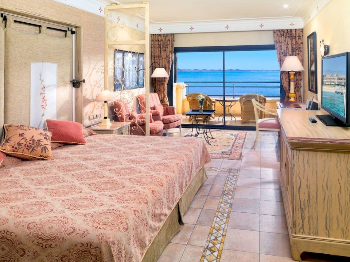 Suite im Secrets Bahia Real Resort & Spa mit Meerblick, Schlafzimmer und Wohnzimmer