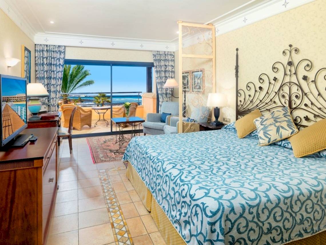 Schlafzimmer im Secrets Bahia Real Resort & Spa mit Meerblick und modernen Möbeln