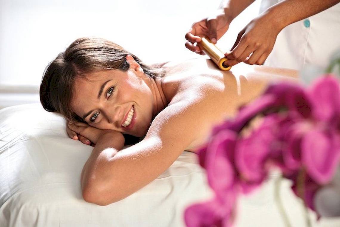 Frau genießt eine Massage im Hotel Bahia Principe Grand Turquesa Spa