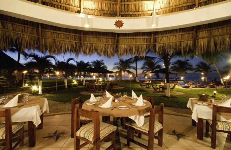 Dinnerbereich im Freien des Bahia del Sol Hotels mit gedeckten Tischen und Blick auf den Ozean.