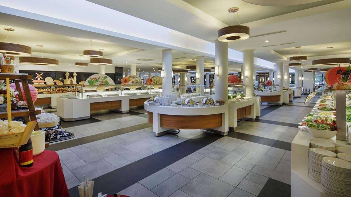 Innenansicht des Restaurants im Magic Life Belek Hotel mit Buffets und Dekoration.
