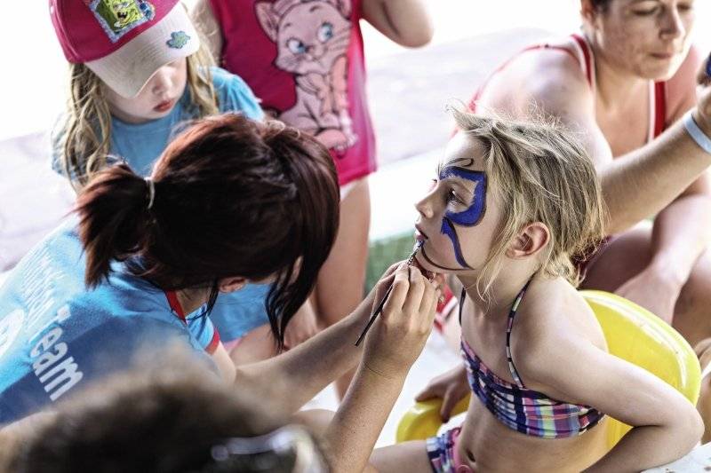 Kinder im Palm Wings Ephesus Beach Resort lassen ihre Gesichter bemalen.