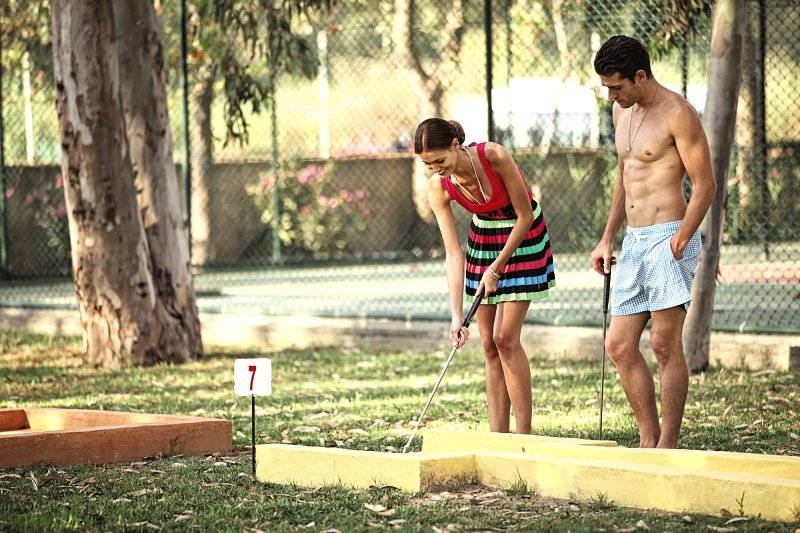 Mann und Frau spielen Golf auf dem Palm Wings Ephesus Beach Resort Golfplatz