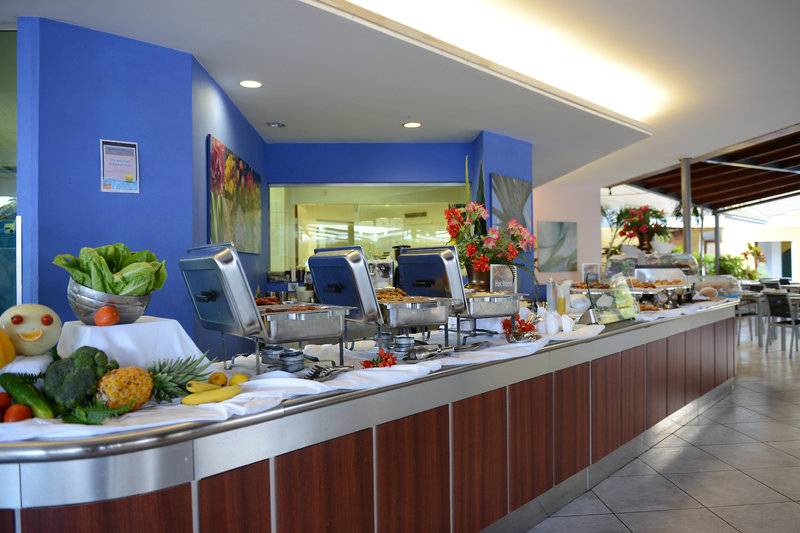 Buffet im Avila Beach Hotel mit verschiedenen Gerichten und Früchten.