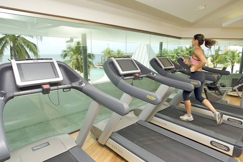Frau im Avila Beach Hotel Fitnessraum auf einem Laufband