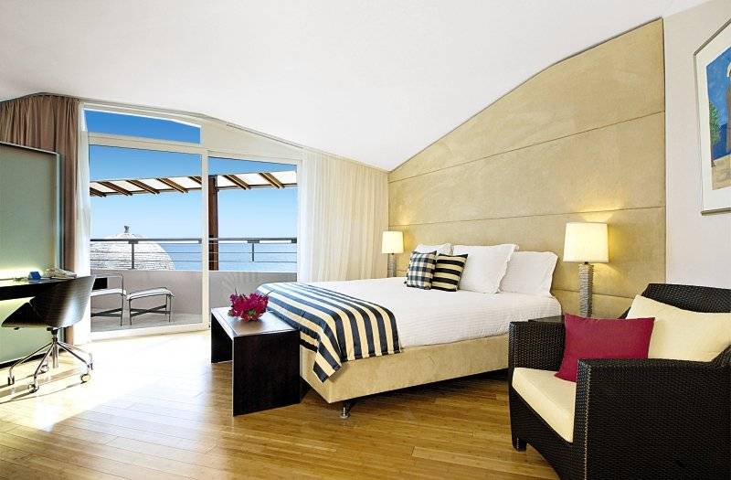 Innenansicht eines Zimmers im Avila Beach Hotel mit Meerblick und Balkon.