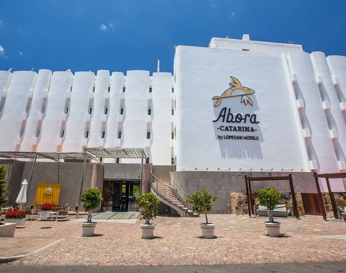 Außenansicht des Abora Catarina Hotel von Lopesan Hotels mit weißen Gebäuden und Logo