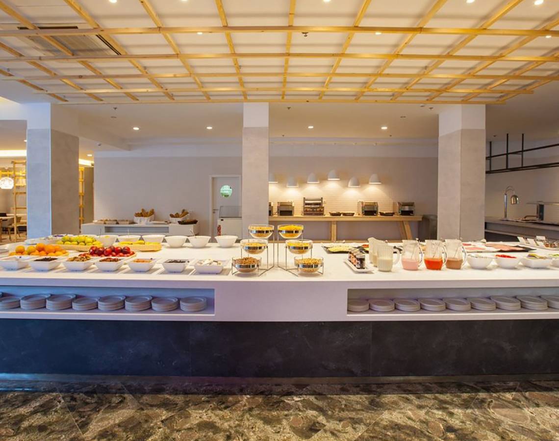 Buffetbereich im Abora Catarina Hotel mit vielen verschiedenen Gerichten und Getränken.