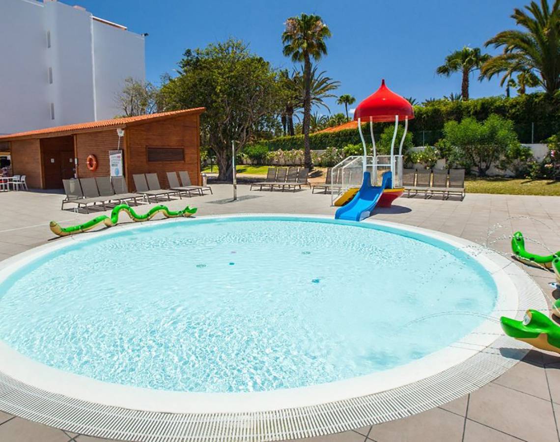 Außenpoolbereich des Hotels Abora Catarina mit Rutsche und Wasserspielzeug.
