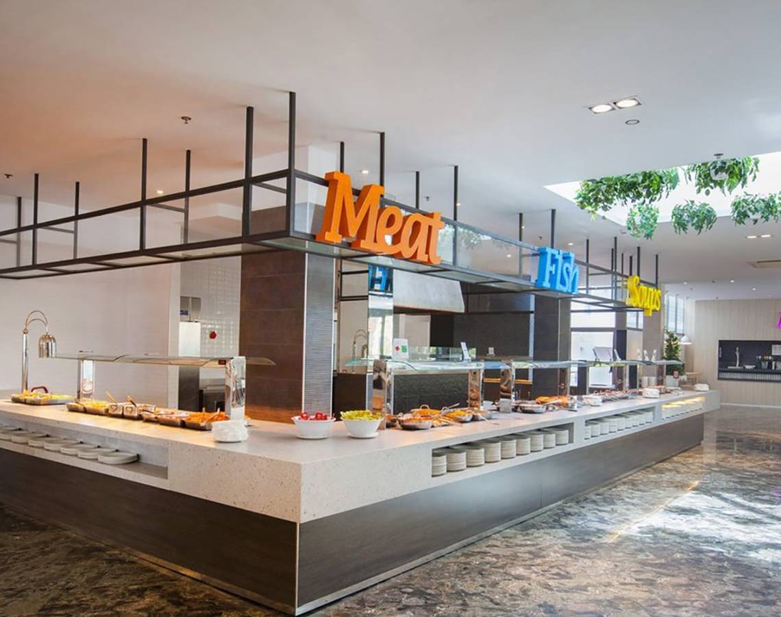 Buffet-Restaurant im Abora Catarina by Lopesan Hotels mit Fleisch-, Fisch- und Suppenbuffet.