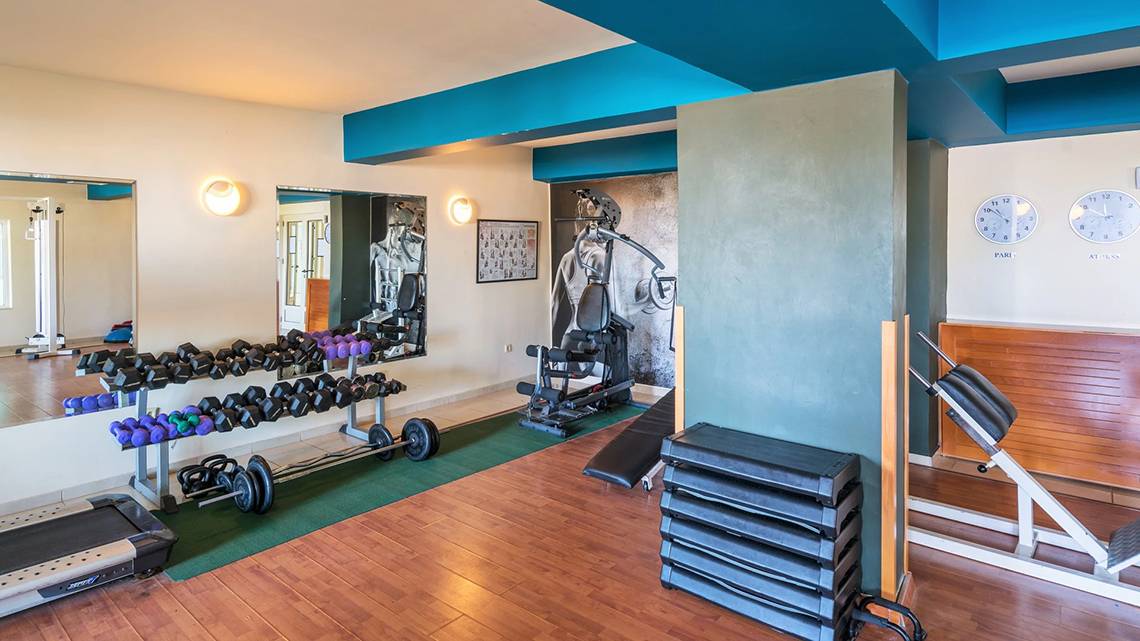 Fitnessraum im Iberostar Creta Marine Hotel mit Geräten und Spiegeln