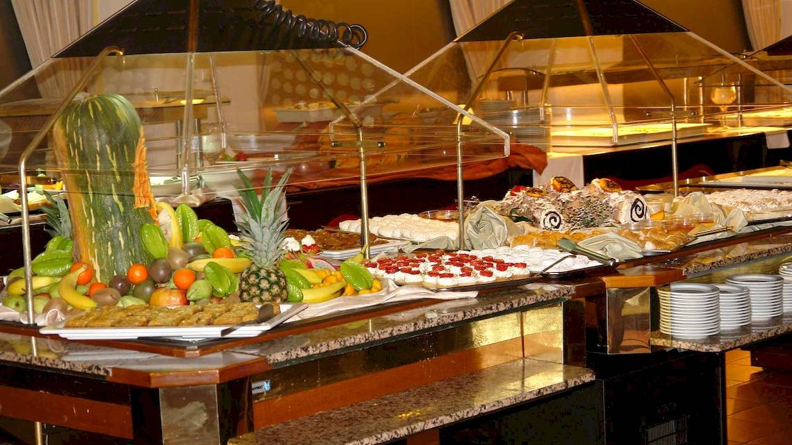 Buffet mit einer Vielzahl von Desserts im Acrotel Athena Pallas Hotel.