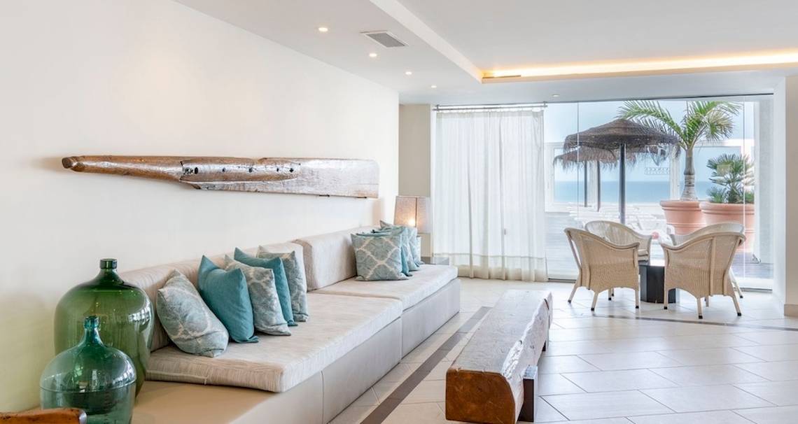 Wohnzimmer des Vincci Tenerife Golf Hotels mit Blick auf das Meer.