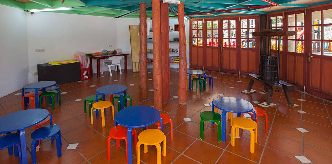 Spielzimmer für Kinder im Abora Continental by Lopesan Hotel mit bunten Tischen und Stühlen.