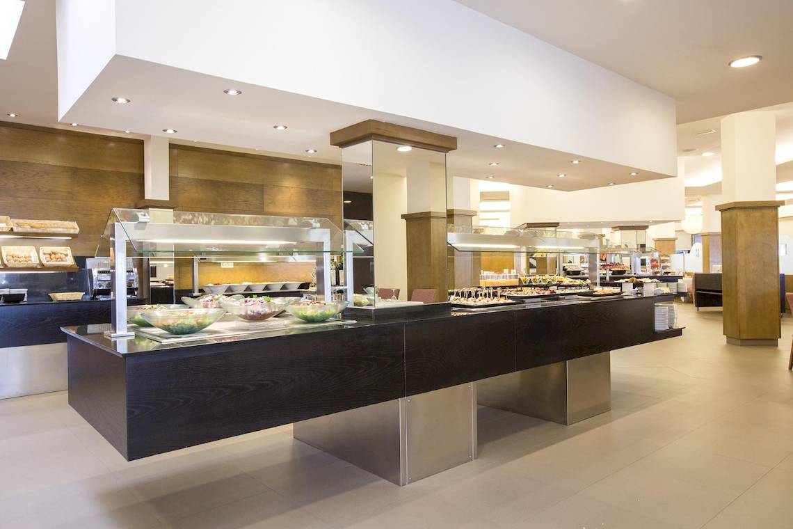 Buffetbereich im Hipotels Cala Millor Park Hotel mit verschiedenen Speisen und Getränken.