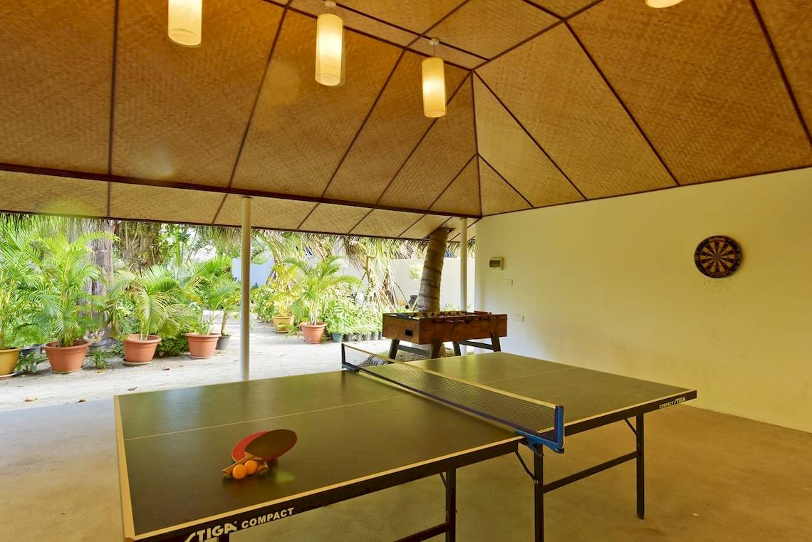 Tennistisch im Freien im Safari Island Resort unter einem Dach.