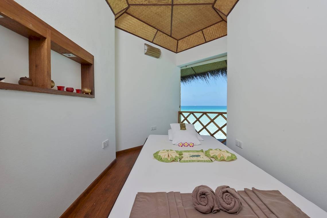 Massageraum im Safari Island Resort mit Blick auf das Meer.