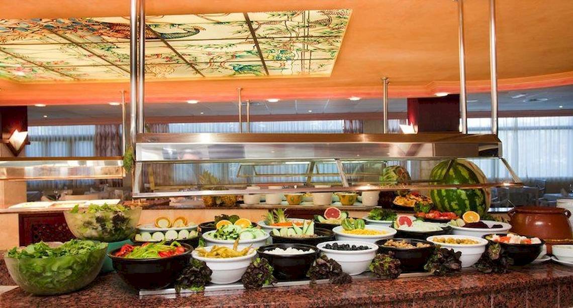 Buffet im Playa Golf Hotel mit einer Auswahl an Salaten, Früchten und weiteren Gerichten.