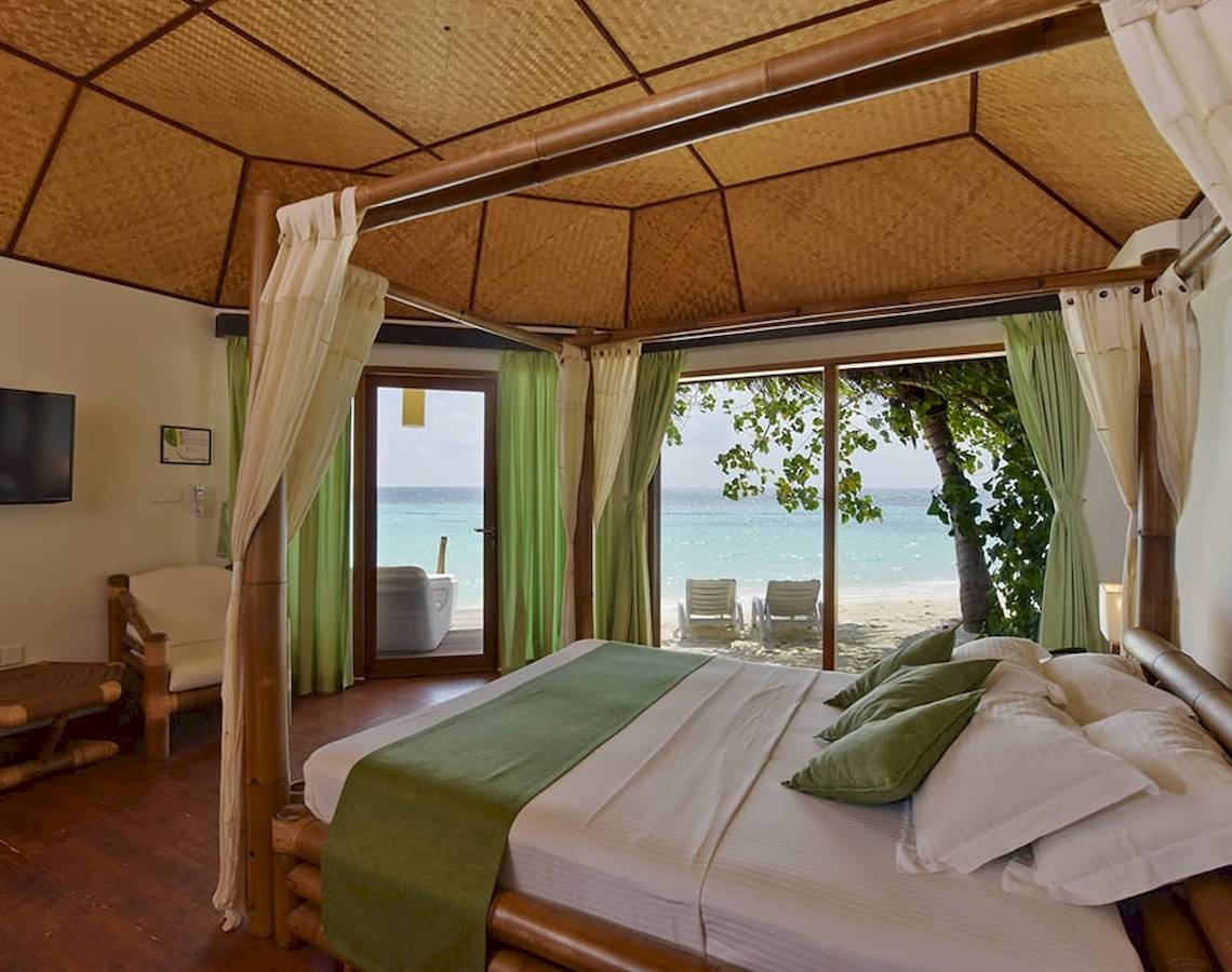 Bett im Safari Island Resort mit Blick auf das Meer von der Veranda aus