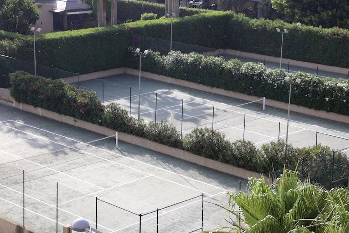 Tennisplätze im Playa Golf Hotel, umrahmt von Hecken und Pflanzen