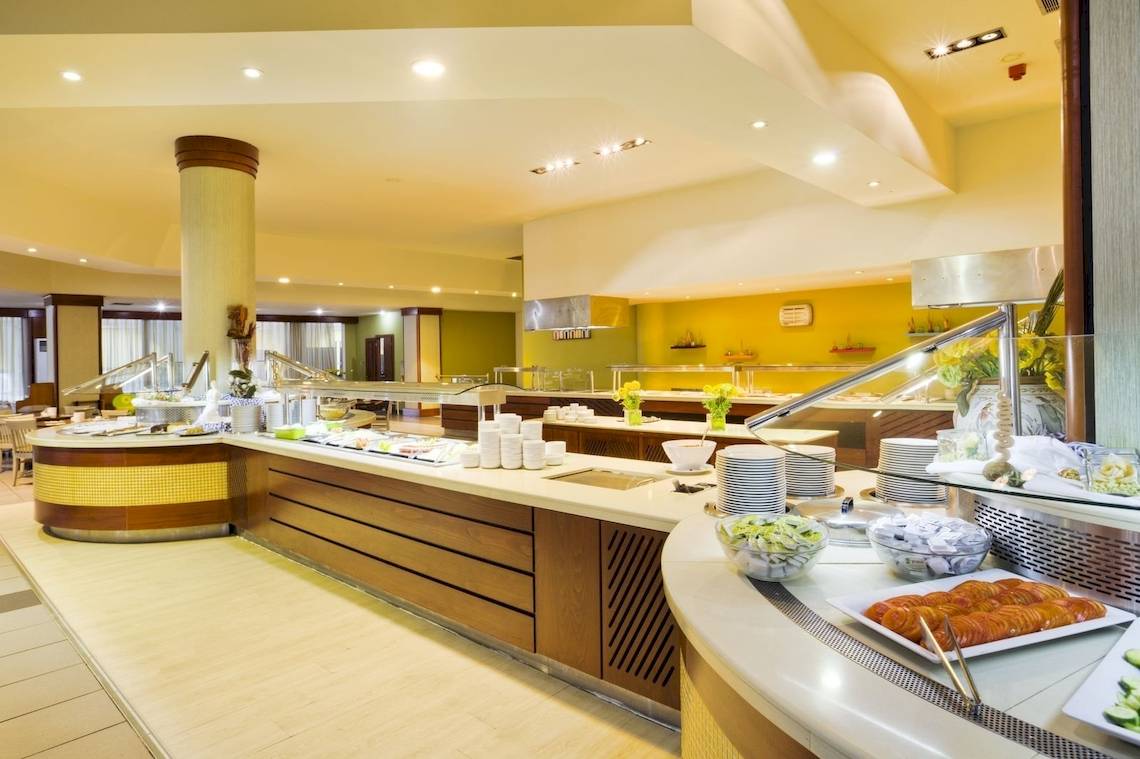 Buffetbereich im Kipriotis Village Resort mit verschiedenen Gerichten und Salaten.
