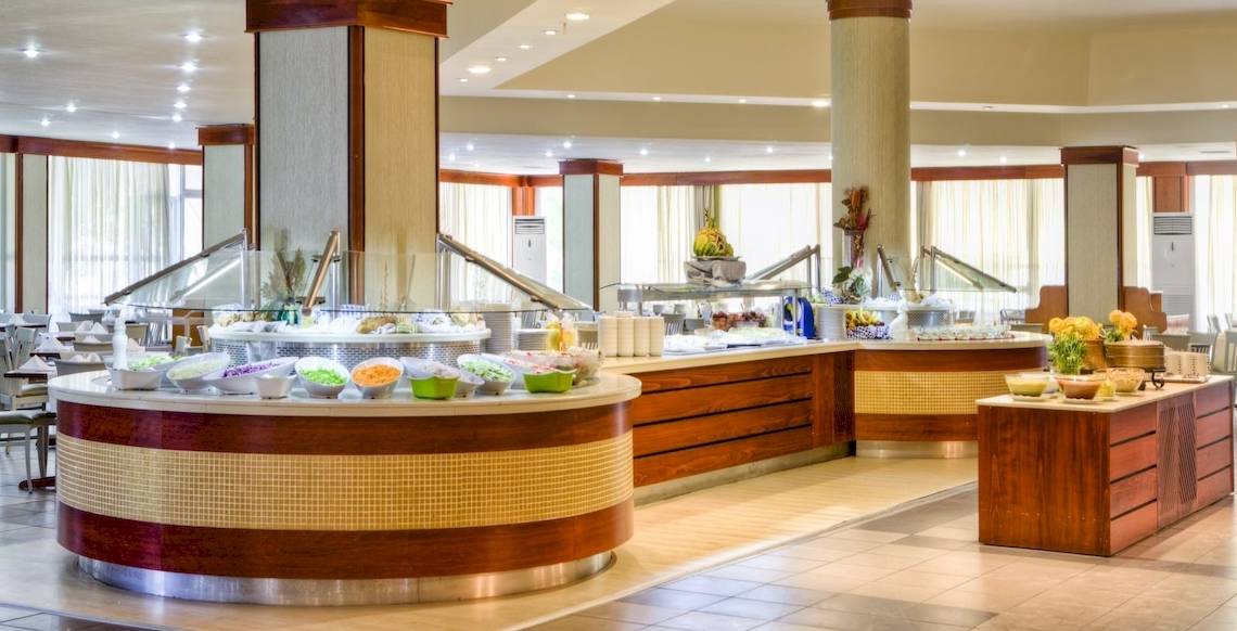 Buffet im Kipriotis Village Resort mit verschiedenen Speisen und Getränken.