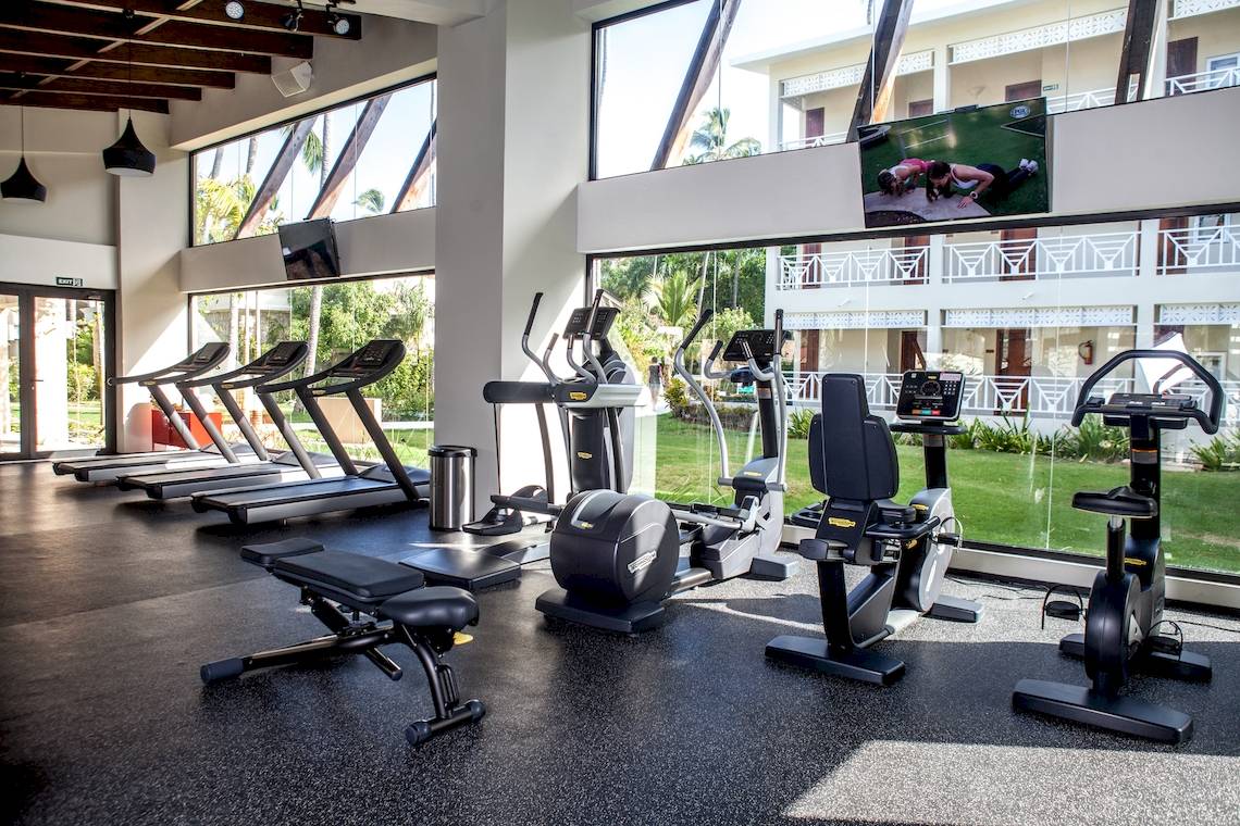 Fitnesscenter im Vista Sol Punta Cana Beach Resort & Spa mit Laufbändern und Trainingsgeräten.