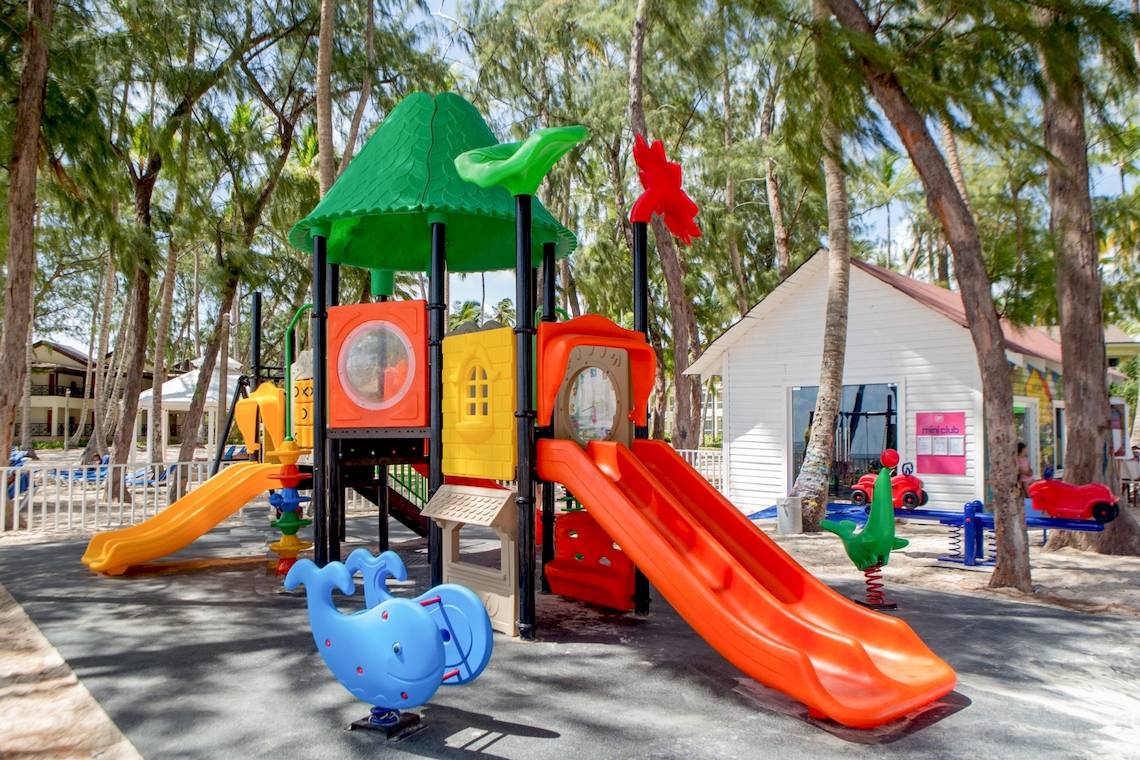 Kinderspielplatz im Vista Sol Punta Cana Beach Resort & Spa mit Rutschen und Spielgeräten.