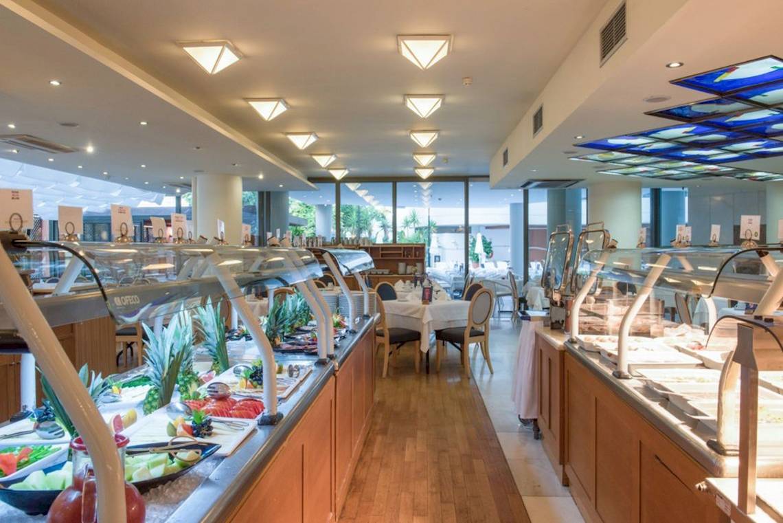 Speisesaal des Aquila Porto Rethymno Hotels mit Buffet und Tischen.